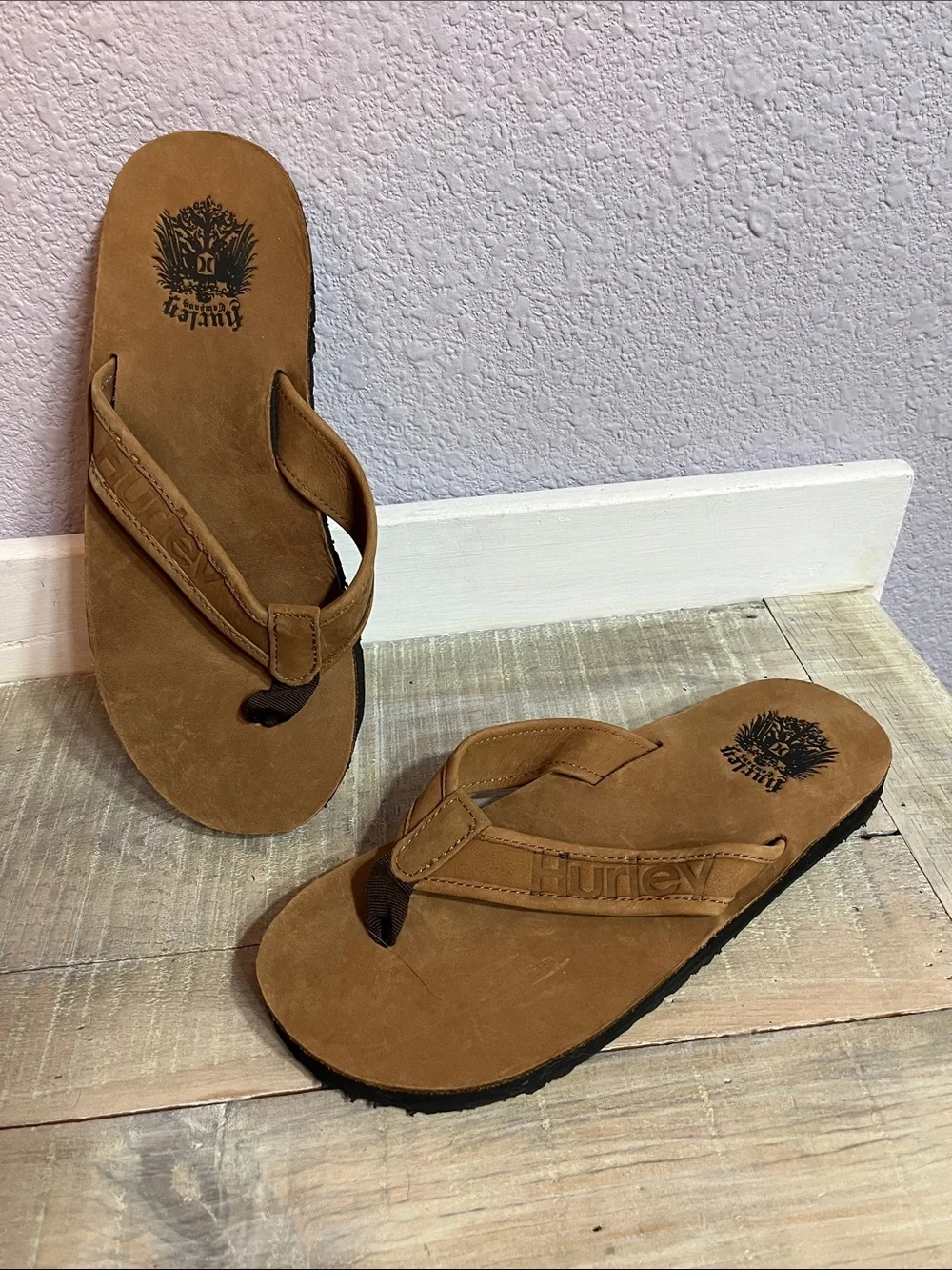 Hurley Suede Brown EUC Mens 9  Flip Flops
